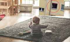 Dwulatek spacerował po parapecie na III piętrze bloku. Ojciec spał. Był pijany