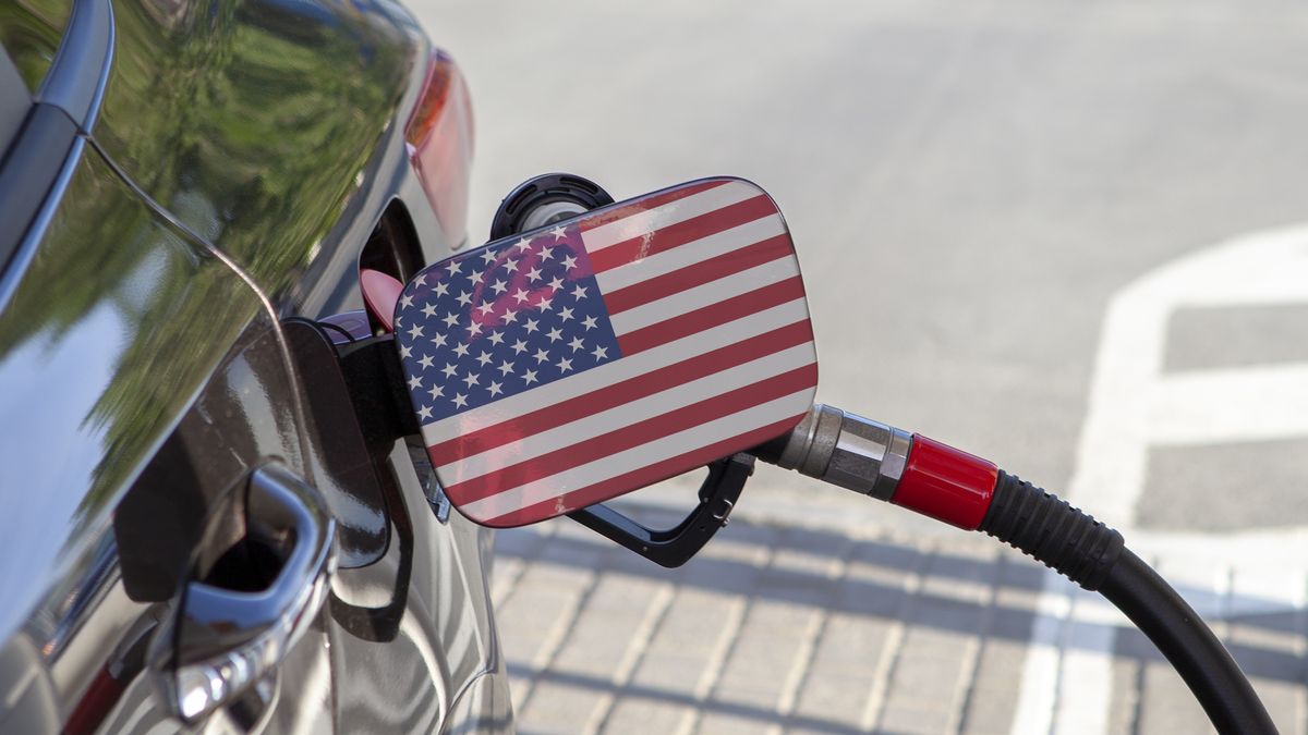 Biden wskazał, że podczas gdy ceny paliw na stacjach wciąż wzrastają "koszty ponoszone przez rafinerie i przemysł paliwowy spadają a ich zyski rosną".