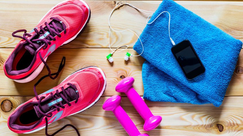 Przysiady bułgarskie to ćwiczenie będące wariantem tradycyjnego przysiadu. Jest idealne dla osób, które chcą mieć szczupłe nogi i jędrne pośladki, nie mogą wykonywać przysiadów w wersji klasycznej bądź lubią urozmaicać treningi. 