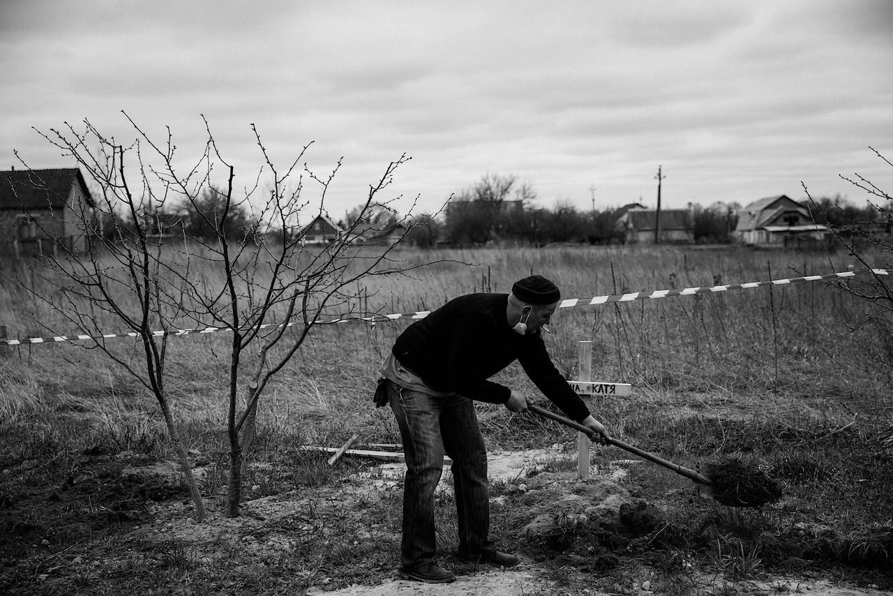 A gravedigger uncovers Katya’s body