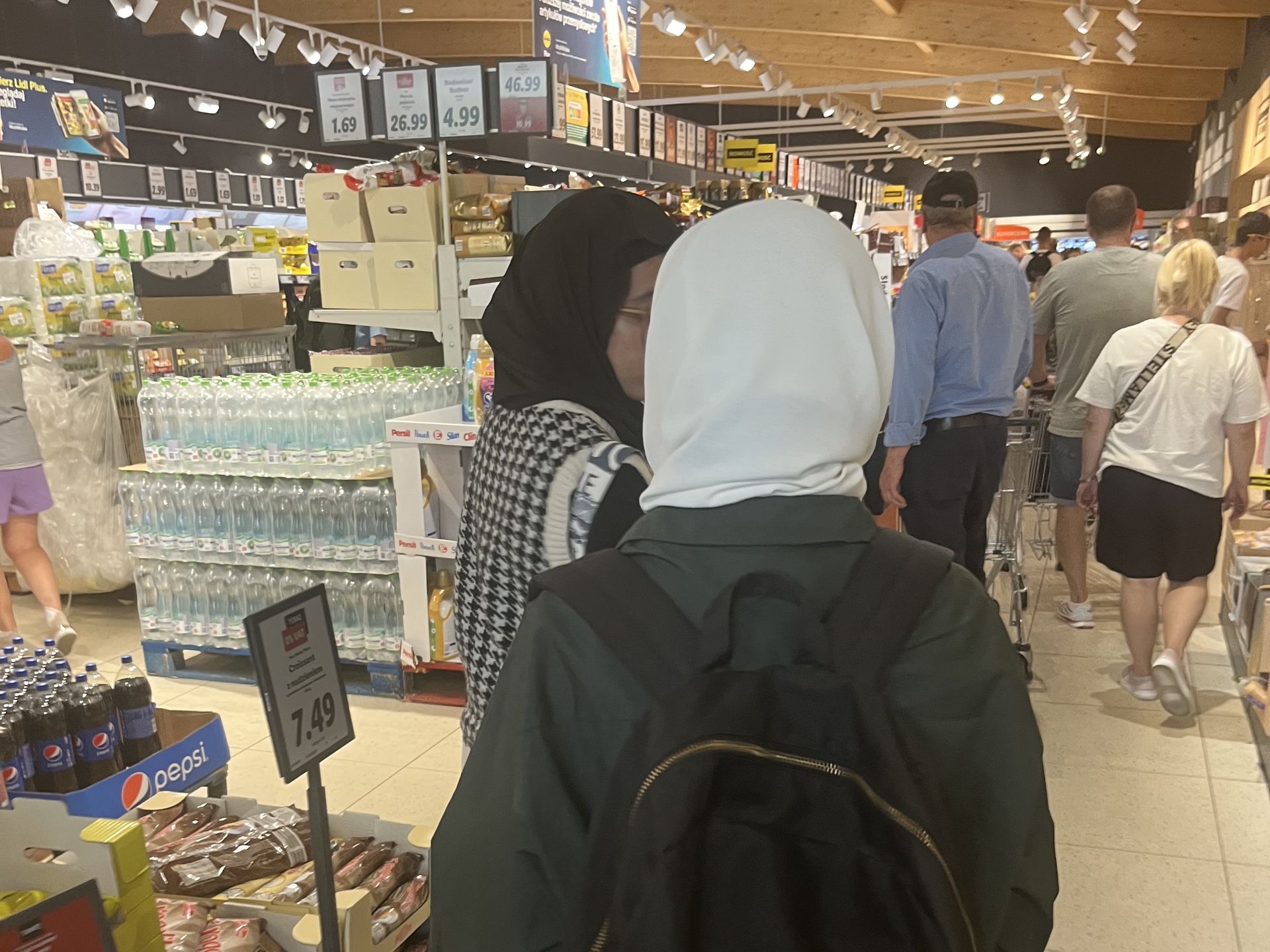 Turystki z Bliskiego Wschodu na zakupach w polskim dyskoncie 