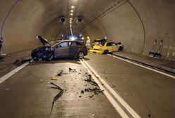 Mitsubishi wpadło do tunelu. Nagranie z wypadku mrozi krew