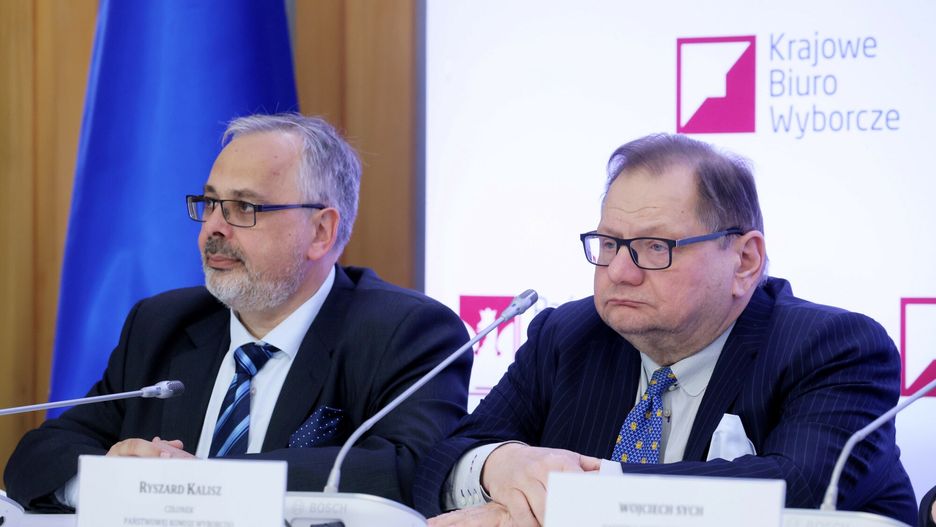 Losowanie numer�w list wyborczych komitet�w do Parlamentu Europejskiego
Fot. Adam Burakowski/East News, Warszawa, 10.05.2024.  Panstwowa Komisja Wyborcza. Losowanie numerow list wyborczych komitetow do Parlamentu Europejskiego.
N/z: Ryszard Balicki, Ryszard Kalisz
Adam Burakowski