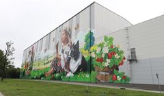 Ekologiczny mural na ścianie zakładu Agros Nova Grupy Maspex w Łowiczu
