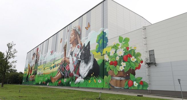 Ekologiczny mural na ścianie zakładu Agros Nova Grupy Maspex w Łowiczu