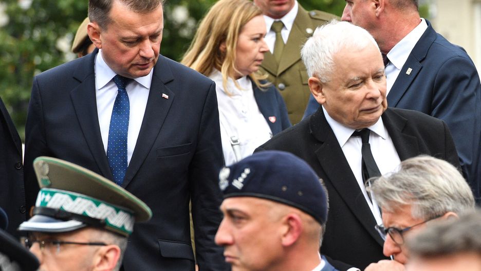 Warszawa, 31.07.2023. Wicepremier, prezes PiS Jarosław Kaczyński (P) i minister obrony narodowej Mariusz Błaszczak (L) przed mszą świętą polową przed pomnikiem Powstania Warszawskiego na pl. Krasińskich w Warszawie, w przeddzień 79. rocznicy wybuchu powstania warszawskiego, 31 bm. (mr) PAP/Radek Pietruszka