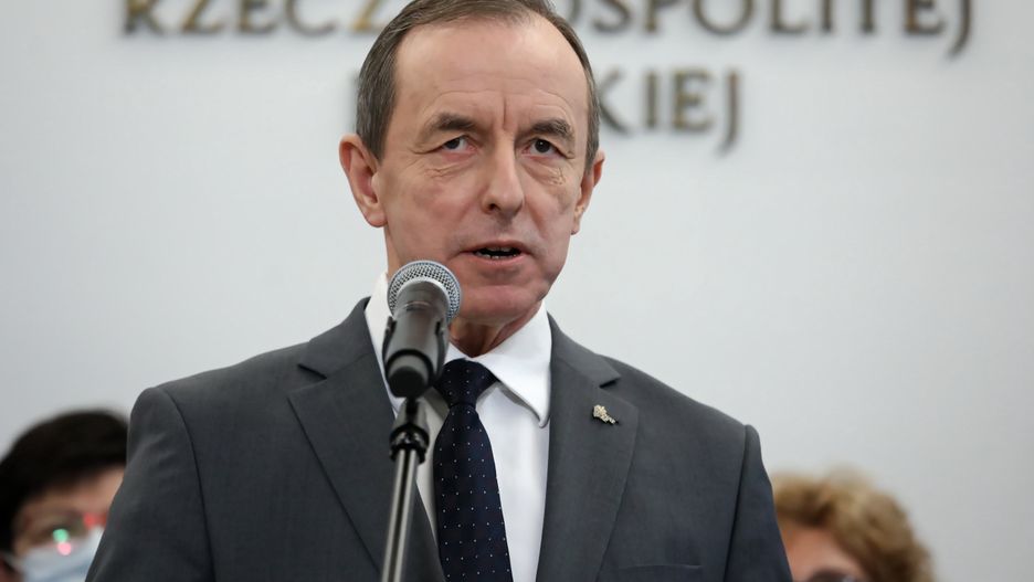 Warszawa, 13.12.2021. Marszałek Senatu Tomasz Grodzki bierze udział w konferencji prasowej, poprzedzającej spotkanie konsultacyjne pt. �Polska � nasz wielki zbiorowy obowiązek�, 13 bm. w Senacie w Warszawie. Spotkanie było poświęcone problemom i postulatom środowisk medycznych, nauczycielskich i pracowników wymiaru sprawiedliwości. (aldg) PAP/Tomasz Gzell