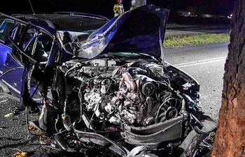 Strzelce Krajeńskie: 18-latka roztrzaskała Volkswagena o drzewo. Może mówić o wielkim szczęściu