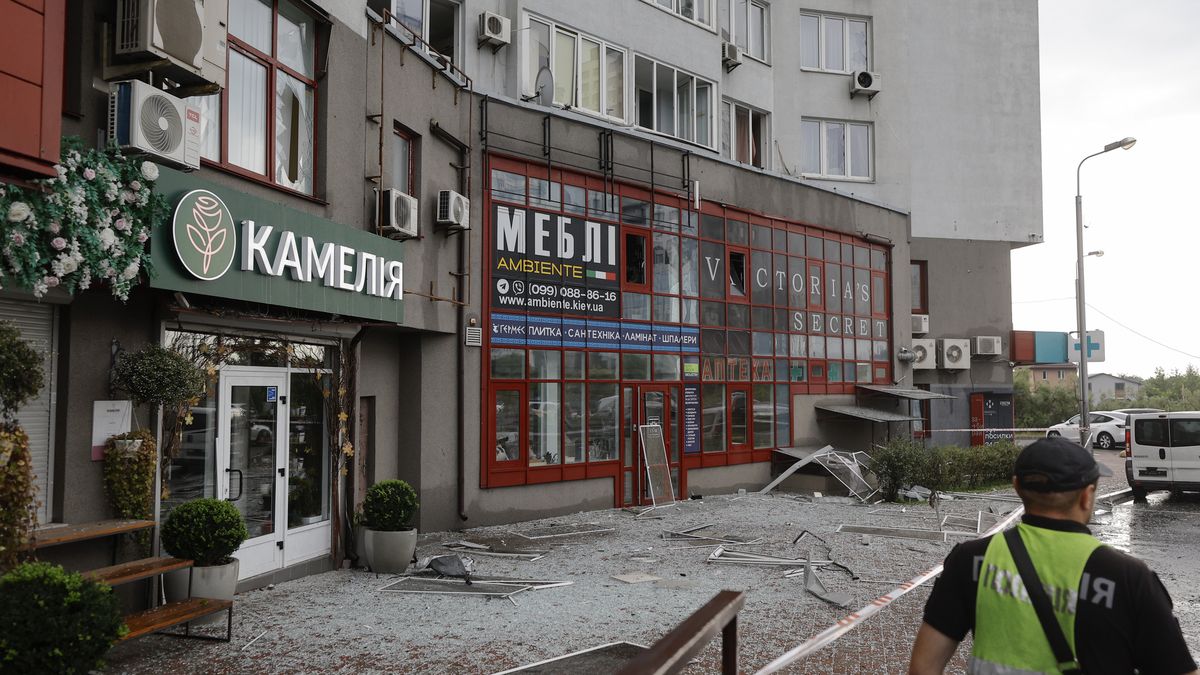 Aftermath of Russian attack on Kyiv
epa12267782 Local people look at a residential building hit in a drone strike in Kyiv, Ukraine, 28 July 2025, amid the Russian invasion. At least eight people were injured, including one child, in Kyiv after Russian forces launched an overnight large-scale combined attack.  EPA/SERGEY DOLZHENKO 
Dostawca: PAP/EPA.
SERGEY DOLZHENKO
damage, attack, armed, drone, building, grey, shattered