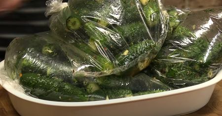 Wrzuć ogórki do worka. Przepis na ekspresowe małosolne robi furorę
