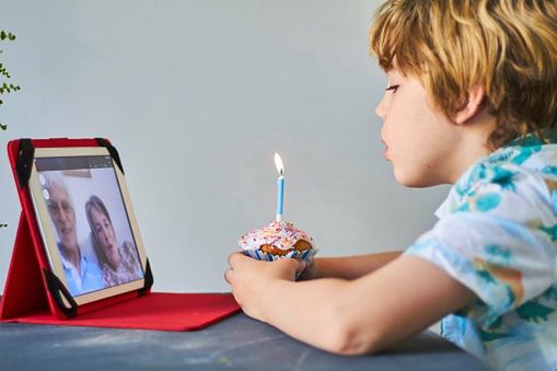 Dmuchanie świeczek na odległość