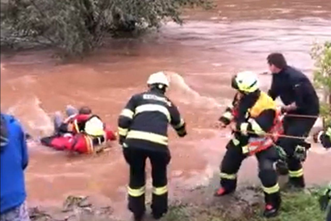 Tschechische Feuerwehr rettet drei Kinder vor den Fluten