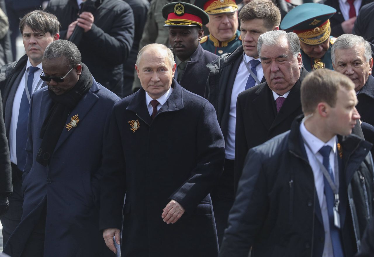 Putin's heightened security: Bulletproof vests at the May 9 parade