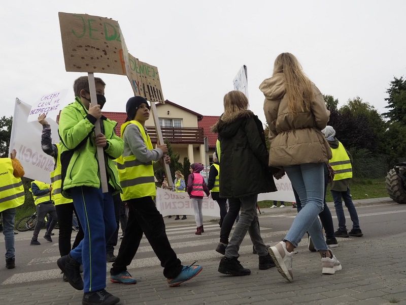 Mieszkańcy w ramach protestu zablokowali drogę w Krężnicy Jarej