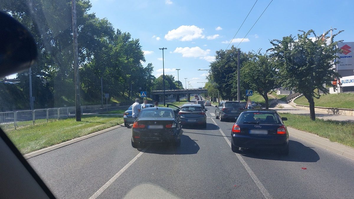 Kolizja czterech aut przed przejściem dla pieszych na ul. Mełgiewskiej