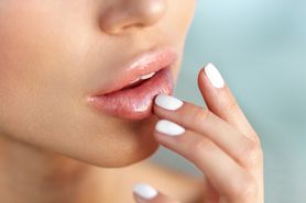 Spuchnięte usta – przyczyny i leczenie