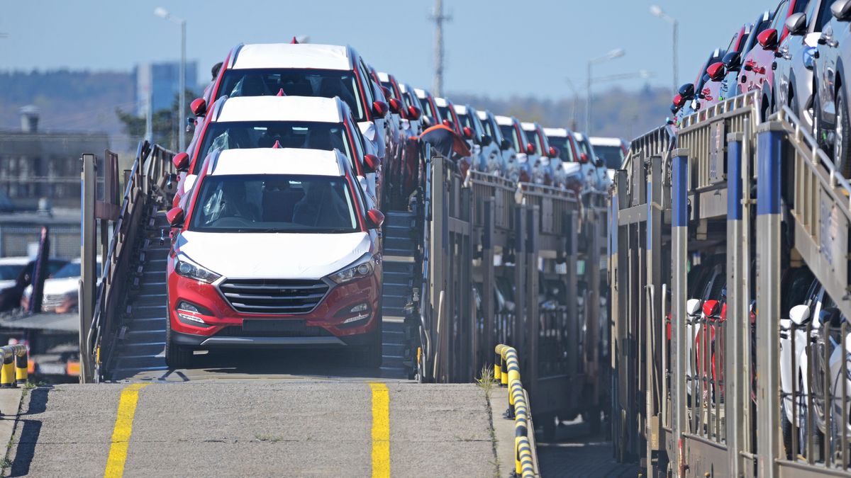 Tomasz Warszewski
samochód, samochody, nowe, fabryka, dostawa, ropa, kolej, parking, auto, auta, diler, salon, dużo, dobrobyt, 500, plus, benzyna, lakier, ochrona, praca, strajk, koncern, spaliny, smog, diesel, emisja spalin, ekologia, hybryda, elektryczne, transport