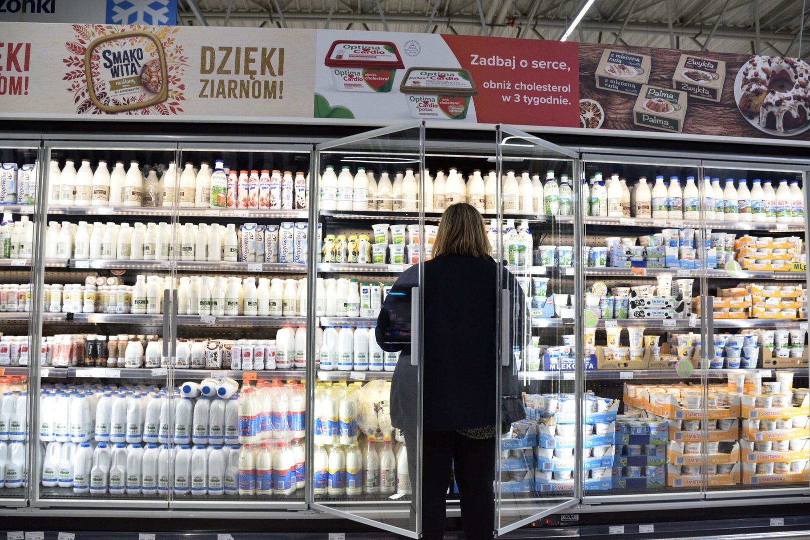Stock Bart?omiej MagierowskiFot. Bartlomiej Magierowski/East News. Wroclaw 26.04.2023. Hipermarket E.Leclerc we Wroclawiu. N/z: klienci i chlodnie z produktami spozywczymi.Bartlomiej Magierowski