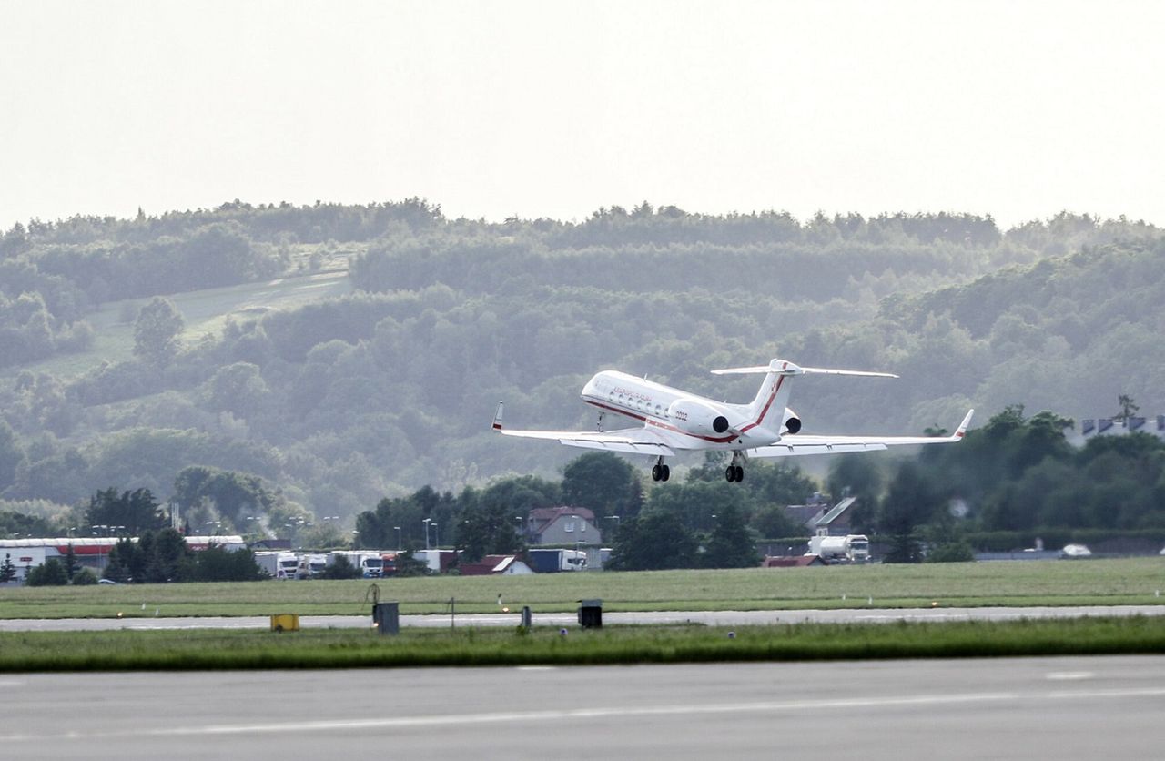 Samolot z Andrzejem Dudą już w Rzeszowie. Wcześniej awaryjne lądowanie