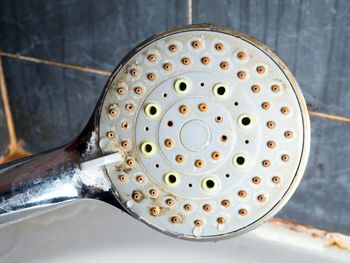 Trik sprzątaczki. Kamień odpadnie całymi płatami