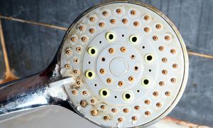 Trik sprzątaczki. Kamień odpadnie całymi płatami