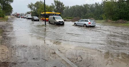 Warszawa: Obfite nocne opady doprowadziły do zalania ulicy. Występują duże utrudnienia w ruchu