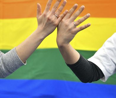 Polacy o małżeństwach jednopłciowych. Lider partii opozycyjnej mówi, czego by nie poparł