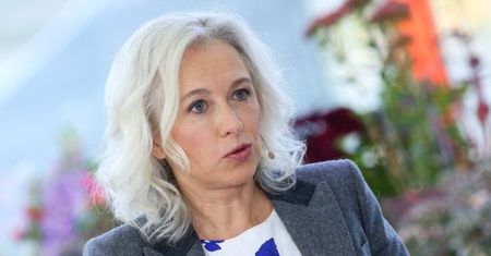 Gretkowska broni swoich słów o "Ch*ju bez cycków": "Mamy odpowiadać językiem sióstr z PCK? Chodzi o CHORĄ TRADYCJĘ i system plemienny"