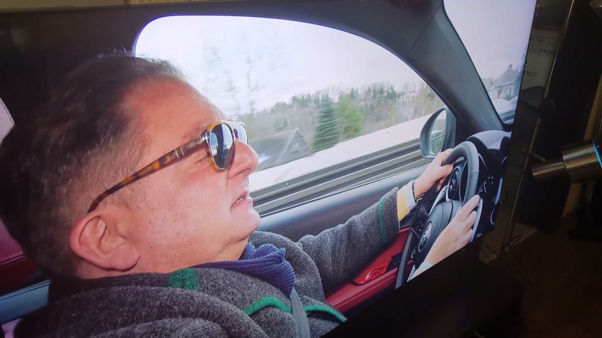 Duży telewizor w małym mieszkaniu. Samsung QLED Q90T udowadnia, że to trafiony pomysł [Recenzja] 1