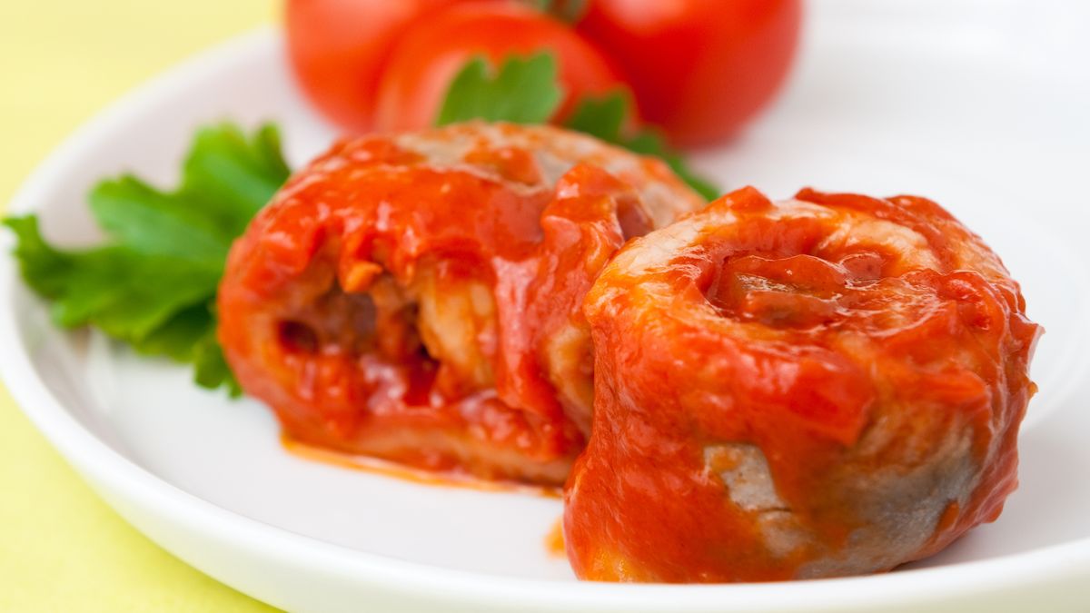 Roladki po wileńsku świetnie smakują z tradycyjną polską sałatką