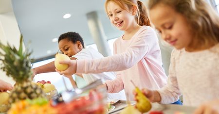 Obiad dla dziecka w szkole. Ile płacą rodzice i komu przysługuje darmowy posiłek?