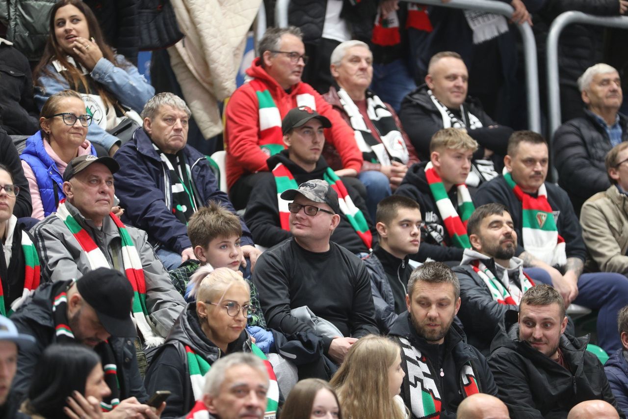 ECB Zagłębie Sosnowiec wygrało z Polonią Bytom. Komplet widzów na Stadionie Zimowym świętował powrót na fotel lidera