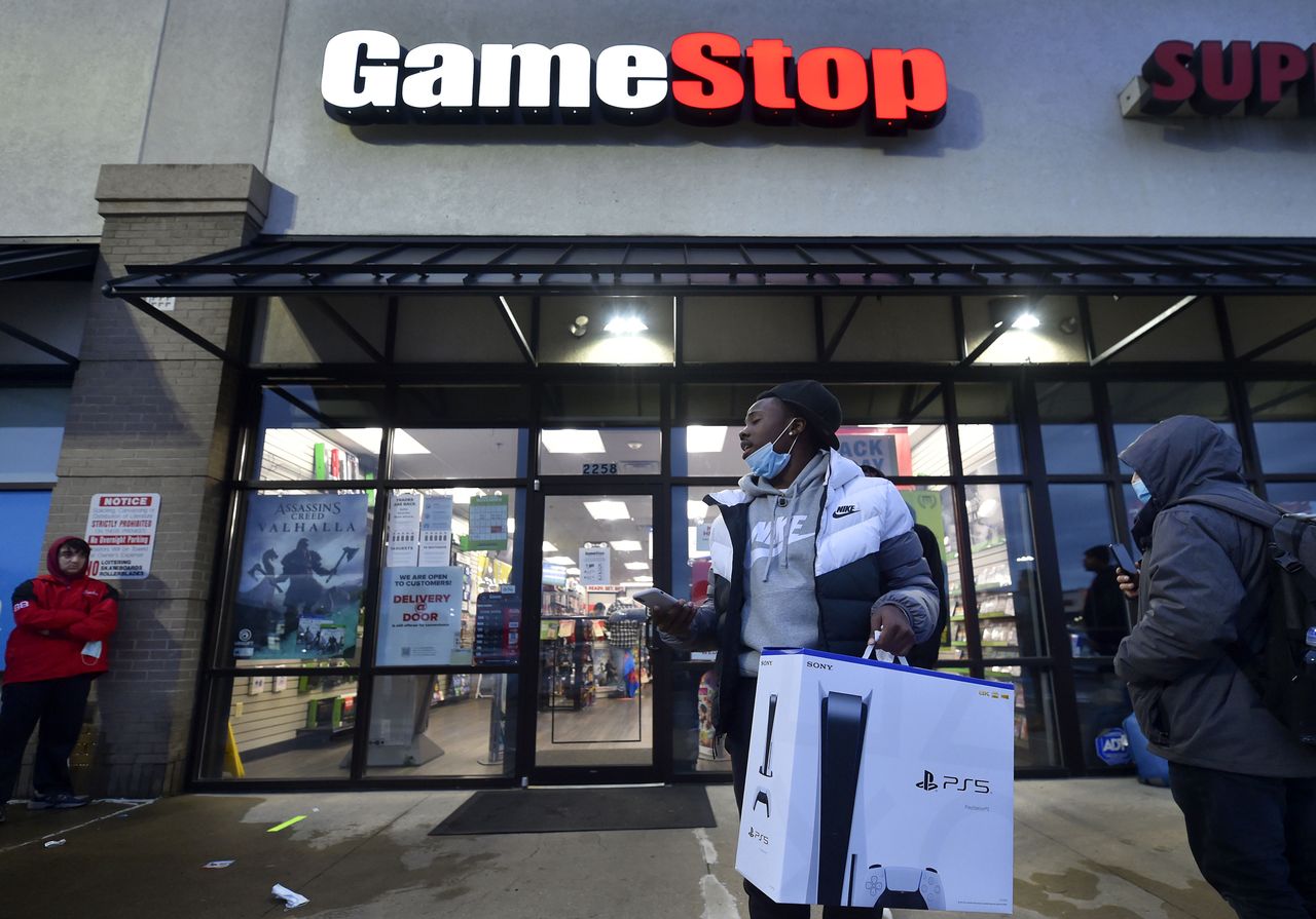 Akcje firmy GameStop na skutek działań internautów podrożały z 20 do niemal 500 dolarów. (Photo by Aimee Dilger/SOPA Images/LightRocket via Getty Images)