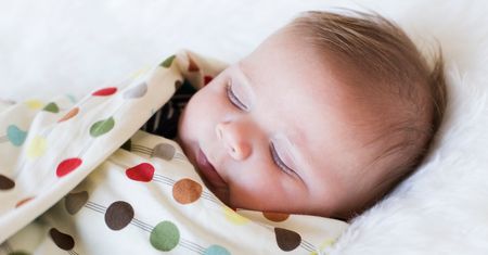 Zawijanie niemowląt w powijaki zwiększa ryzyko śmierci łóżeczkowej.