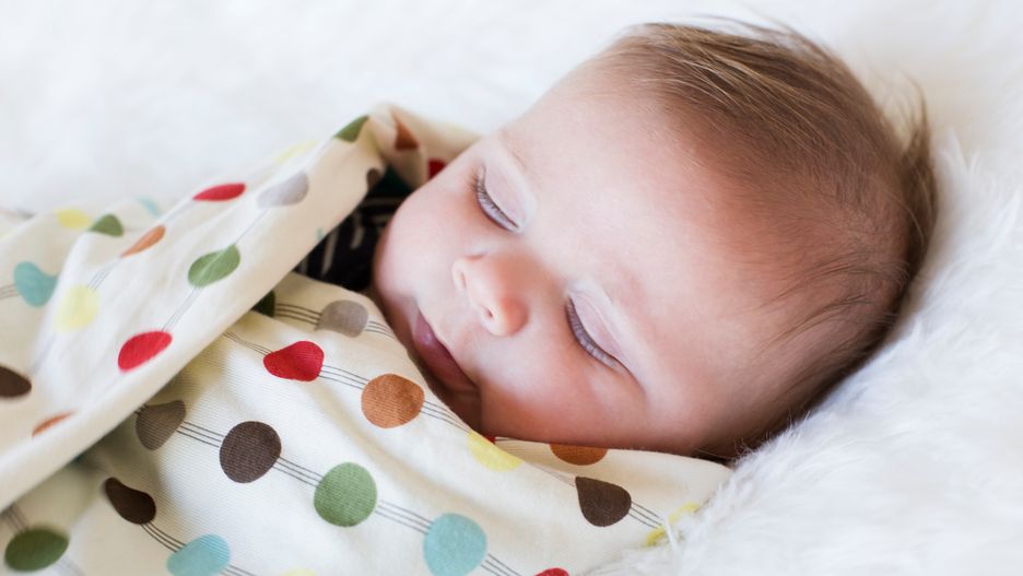 Owijanie dziecka w powijaki zwiększa wystąpienie śmierci łóżeczkowej