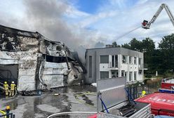 Pożar hali magazynowej. Kłęby dymu nad okolicą