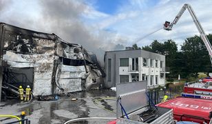 Pożar hali magazynowej. Kłęby dymu nad okolicą