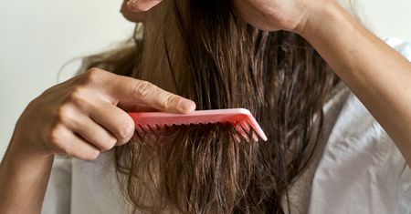 Posyp włosy mąką ziemniaczaną. Efekt cię zaskoczy