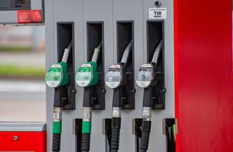 Benzyna jest najtańsza w tym roku, ale nie na stacjach. "Tankowanie mogłoby być tańsze"