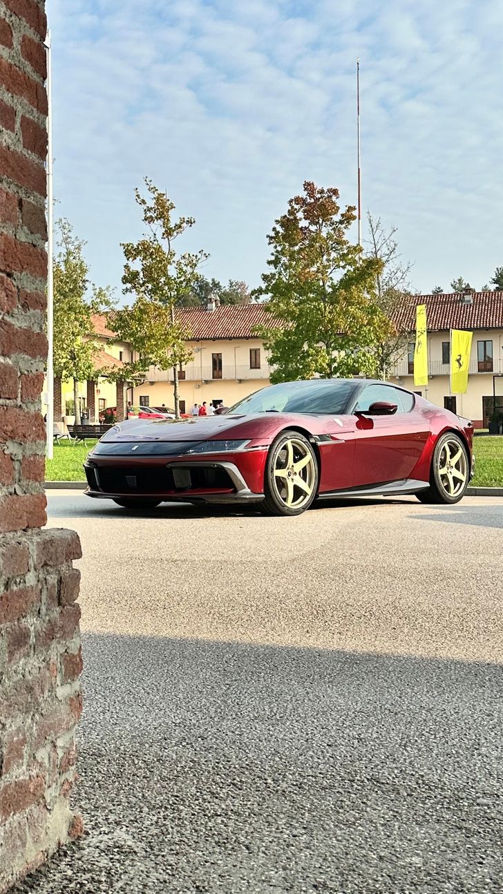 Ferrari 12Cilindri dostało "manualną" skrzynię biegów. Oto co kryje się za nietypowym rozwiązaniem