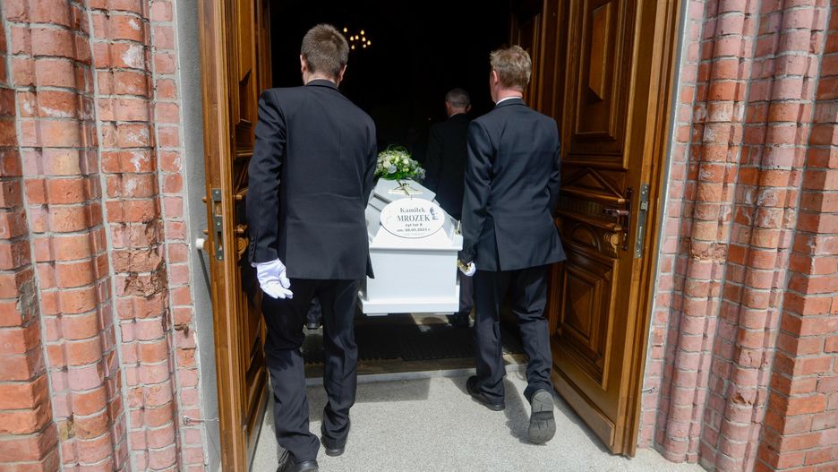 Pogrzeb 8-letniego Kamila z Cz?stochowy
13.05.2023 Czestochowa. Pogrzeb chlopca ? 8 letniego Kamila ? okrutnie skatowanego przez ojczyma Dawida B. na co pozwolila biologiczna matka chlopca Magdalena B. Chlopiec, procz licznych zlaman obu rak i nogi mial poparzone 25 proc. ciala w tym najdotkliwiej g?owe, twarz, klatke piersiowa. Fot. Tadeusz Wypych/REPORTER
Tadeusz Wypych/REPORTER