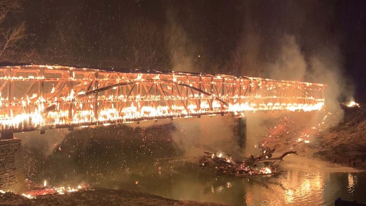 Pożar, który rozpoczął się we wtorek w godzinach wieczornych, doszczętnie zniszczył historyczny most 