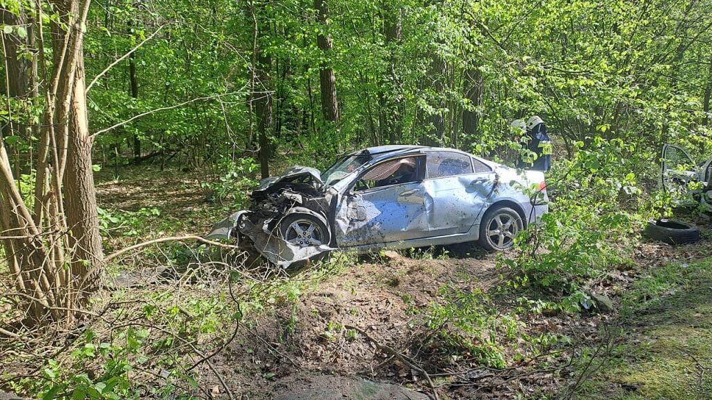 Podczas wyprzedzania zderzył się czołowo z dwoma innymi autami
