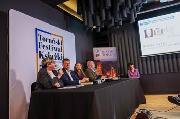 Szczepan Twardoch, Jakub Żulczyk i dziesiątki innych gości. Znamy program Toruńskiego Festiwalu Książki 2026
