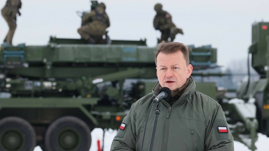 Minister Mariusz Błaszczak podczas szkolenia załóg systemów Patriot na lotnisku na warszawskim Bemowie