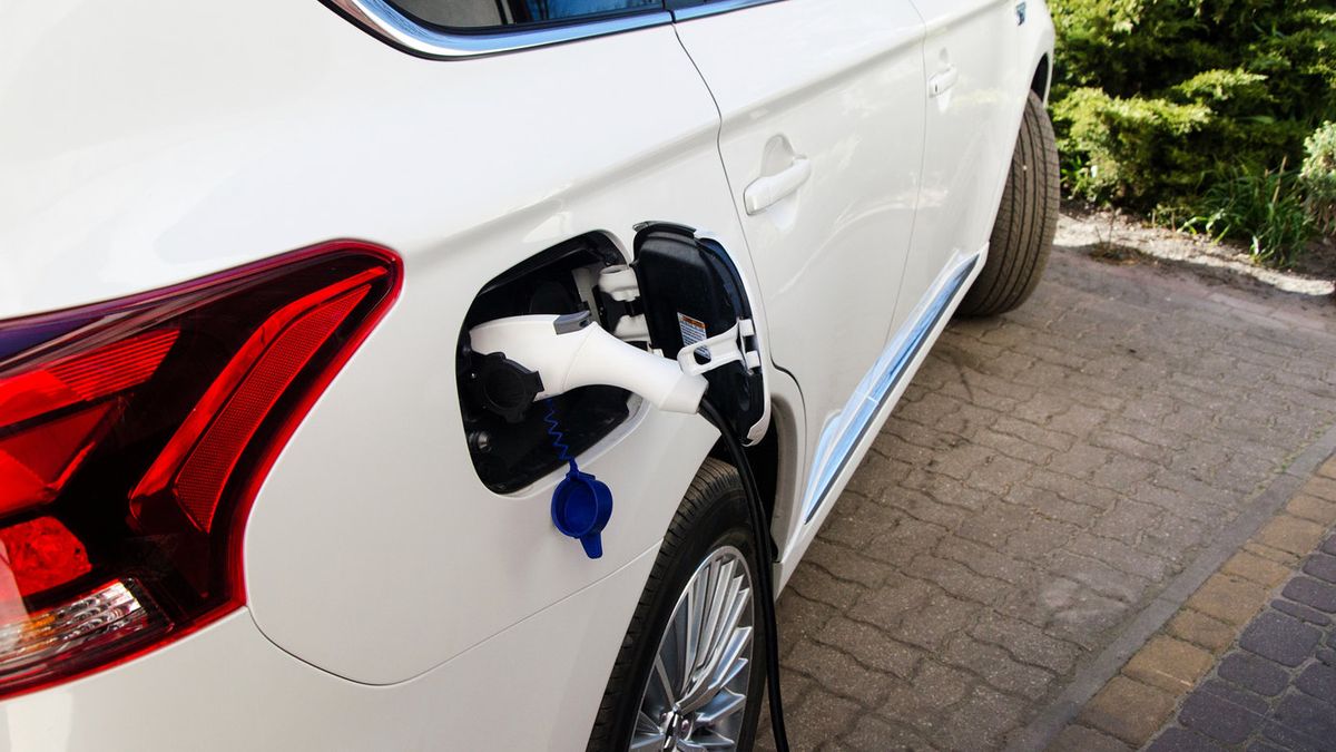 Ładowanie akumulatora hybrydy plug-in zajmuje zazwyczaj ok. kilka godzin