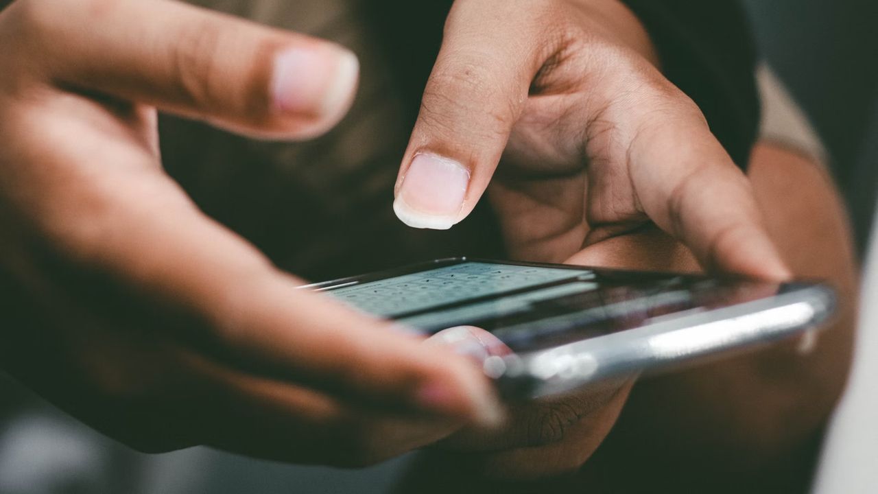 Polacy wciąż wysyłają rocznie miliardy SMS-ów