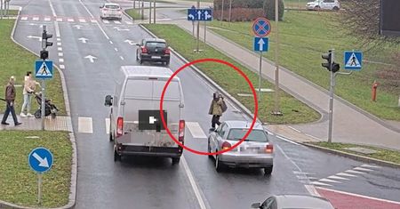 Wszedł wprost pod auta. Pokazano nagranie z Lubina