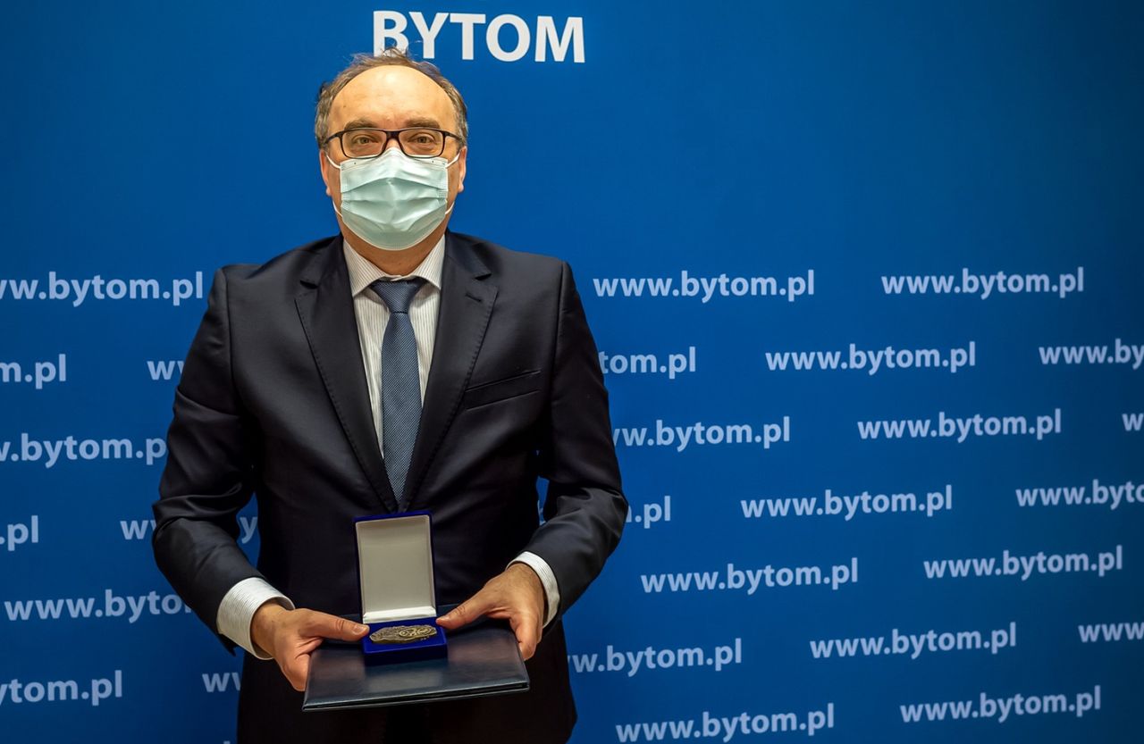Śląsk. Bytom nagrodził swoim medalem lekarza za walkę z COVID-19
