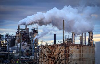 Nadwyżka ropy na rynku. Ceny będą spadać? Oto najnowsza prognoza